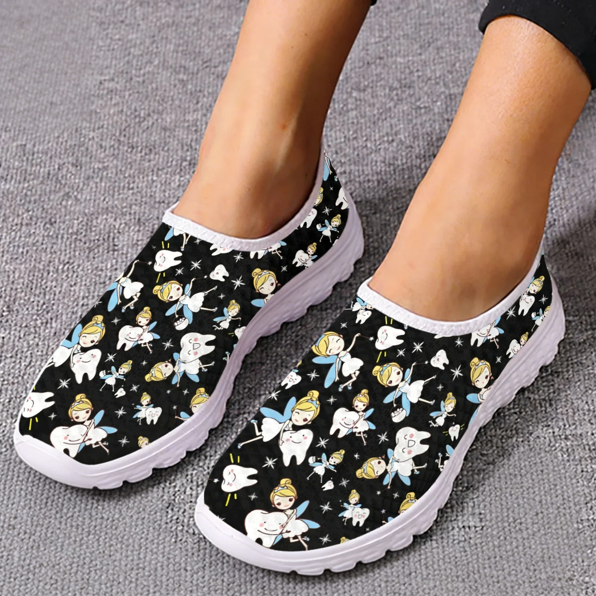 Women'S Fashion Tennis Shoes - Urocze kreskówkowe sneakersy z siateczką w