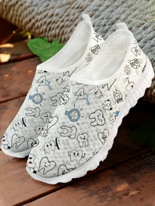 Women'S Fashion Tennis Shoes - Białe sneakersy z siateczki z nadrukiem